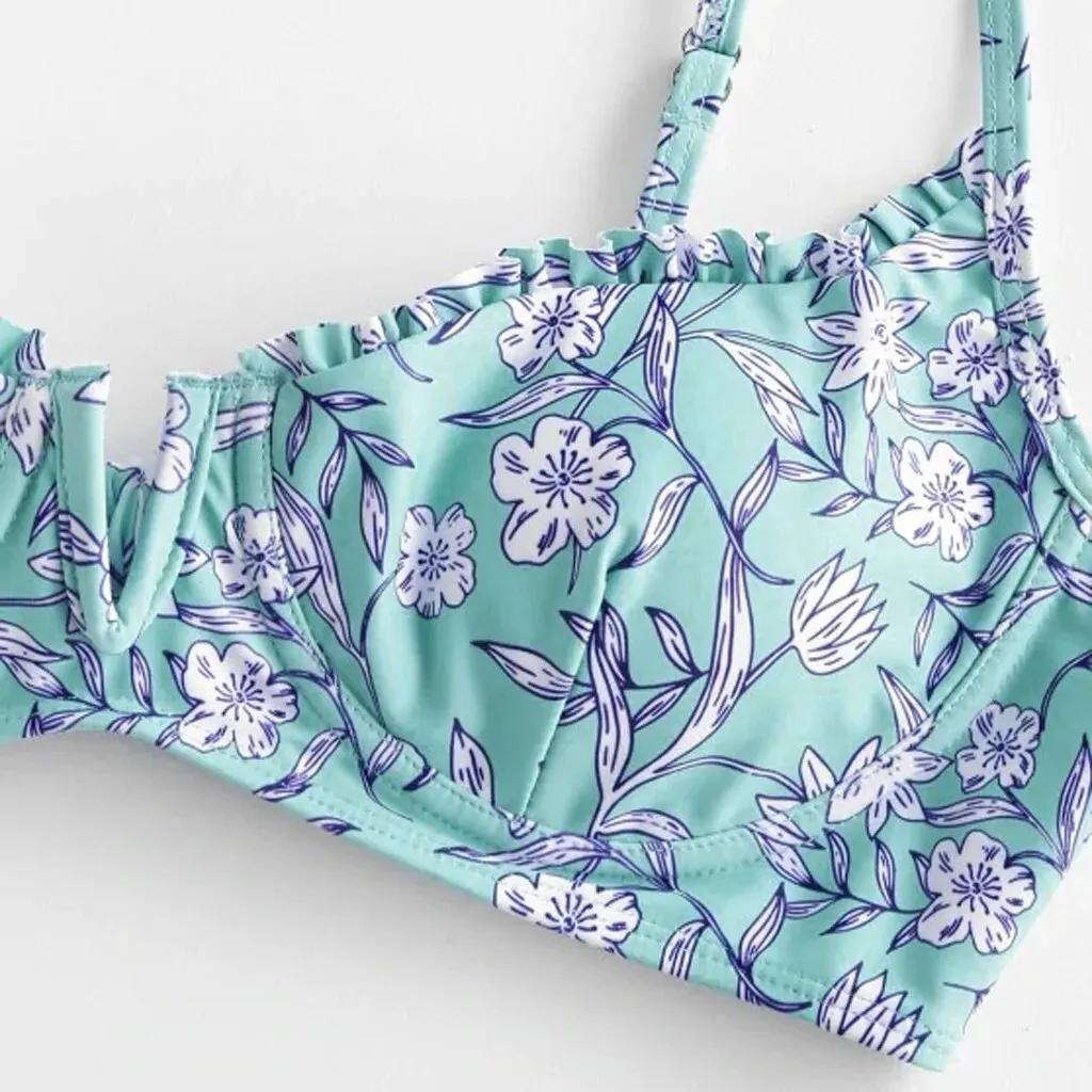 Niedlicher, hoch geschnittener Bikini mit Blumenmuster und V-Ausschnitt