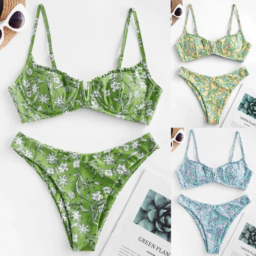 Niedlicher, hoch geschnittener Bikini mit Blumenmuster und V-Ausschnitt