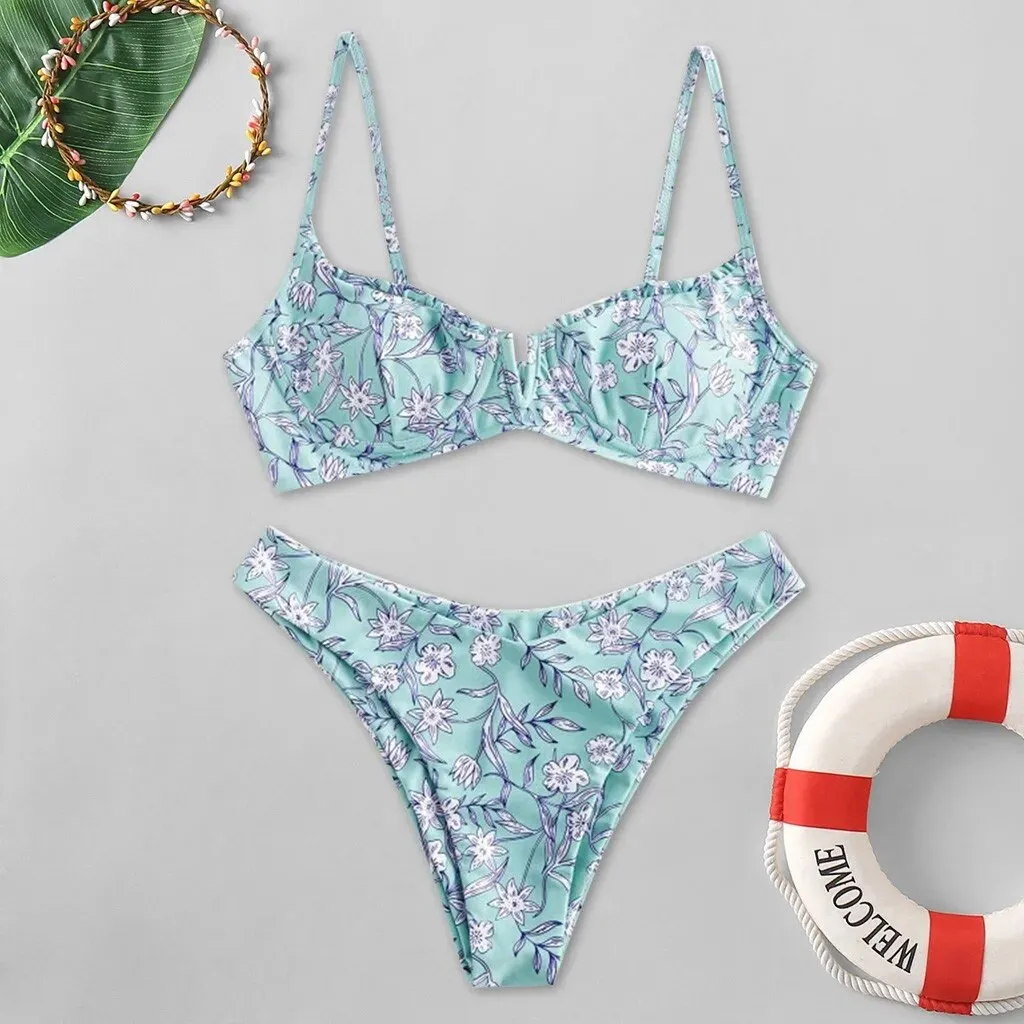 Niedlicher, hoch geschnittener Bikini mit Blumenmuster und V-Ausschnitt