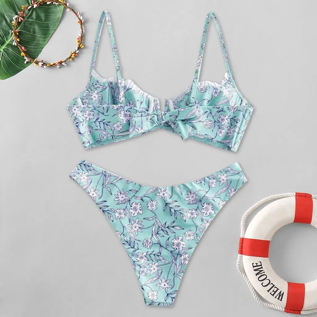 Niedlicher, hoch geschnittener Bikini mit Blumenmuster und V-Ausschnitt