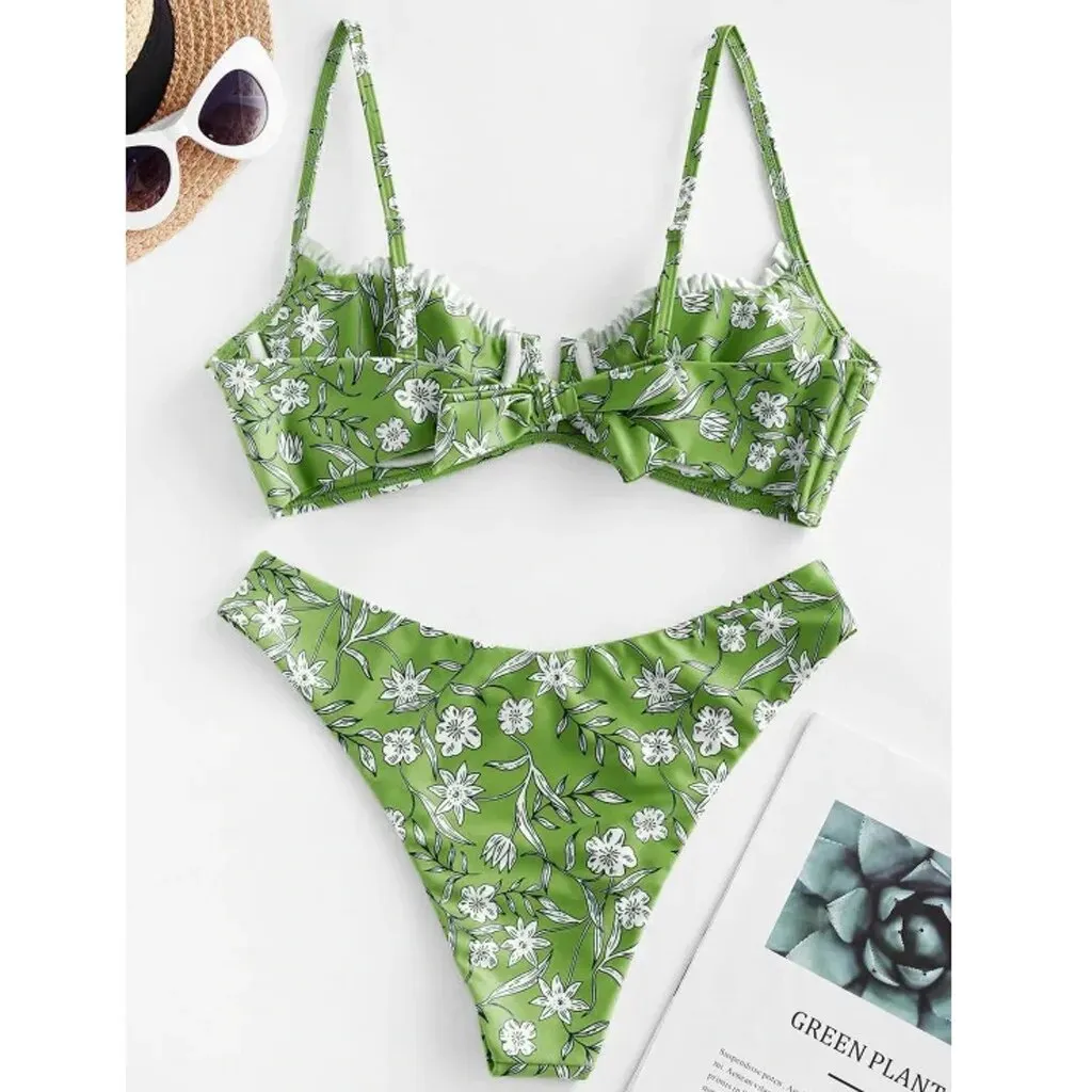 Niedlicher, hoch geschnittener Bikini mit Blumenmuster und V-Ausschnitt