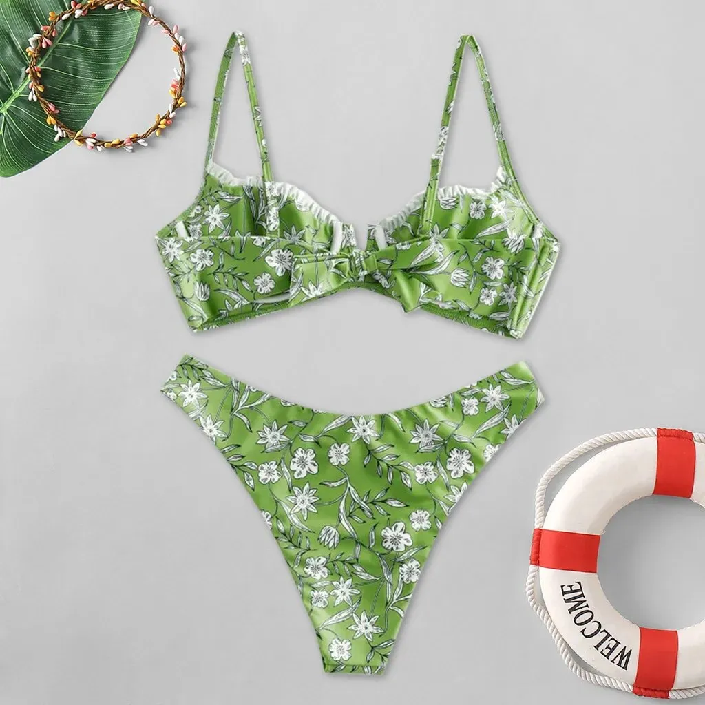 Niedlicher, hoch geschnittener Bikini mit Blumenmuster und V-Ausschnitt