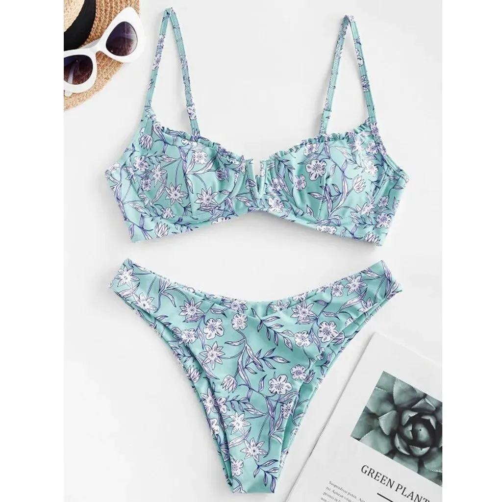 Niedlicher, hoch geschnittener Bikini mit Blumenmuster und V-Ausschnitt