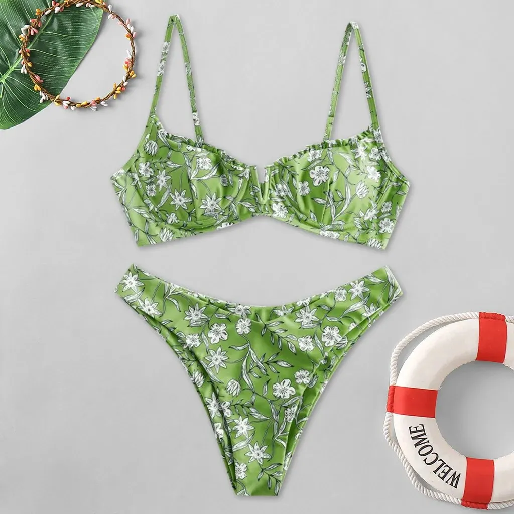 Niedlicher, hoch geschnittener Bikini mit Blumenmuster und V-Ausschnitt