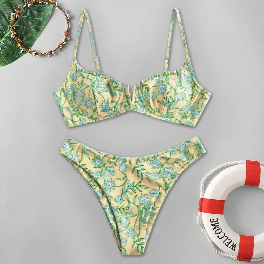 Niedlicher, hoch geschnittener Bikini mit Blumenmuster und V-Ausschnitt